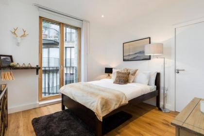 Modern and Designed 2 Bedroom Apartment with terrace Notting Hill - image 4