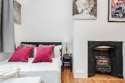 DELUXE Two Bed in  Covent Garden  - image 12