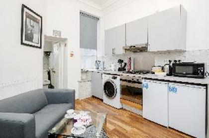 DELUXE Two Bed in  Covent Garden  - image 14