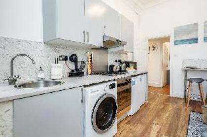 DELUXE Two Bed in  Covent Garden  - image 15