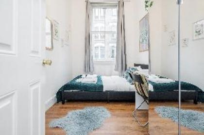 DELUXE Two Bed in  Covent Garden  - image 17