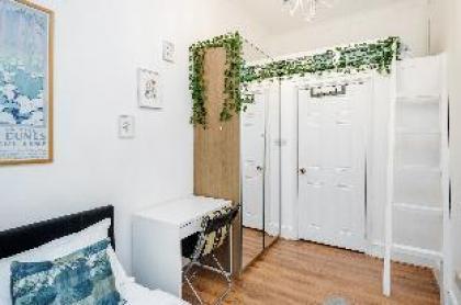 DELUXE Two Bed in  Covent Garden  - image 9