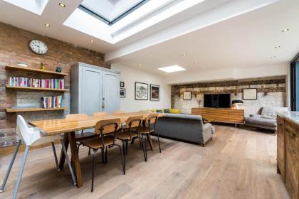 Stunning 3BD Flat Shoreditch with Hidden Garden - image 2