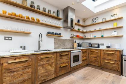 Stunning 3BD Flat Shoreditch with Hidden Garden - image 9