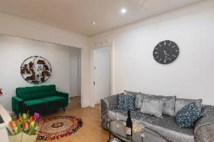 Authentic & Spacious 5 Bed Apartment/Hyde Park - image 11