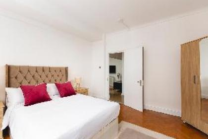 Authentic & Spacious 5 Bed Apartment/Hyde Park - image 7