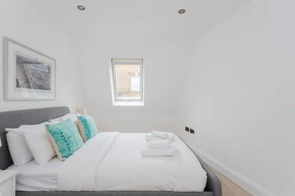 Contemporary 2 Bedroom House in Vibrant Shepherds Bush - image 13