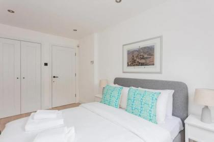 Contemporary 2 Bedroom House in Vibrant Shepherds Bush - image 14