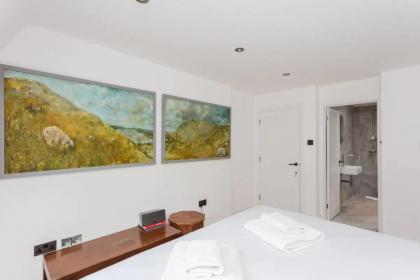 Contemporary 2 Bedroom House in Vibrant Shepherds Bush - image 16