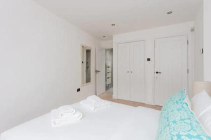 Contemporary 2 Bedroom House in Vibrant Shepherds Bush - image 17