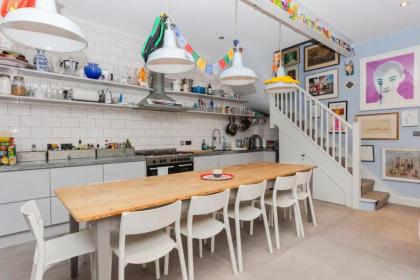 Contemporary 2 Bedroom House in Vibrant Shepherds Bush - image 18