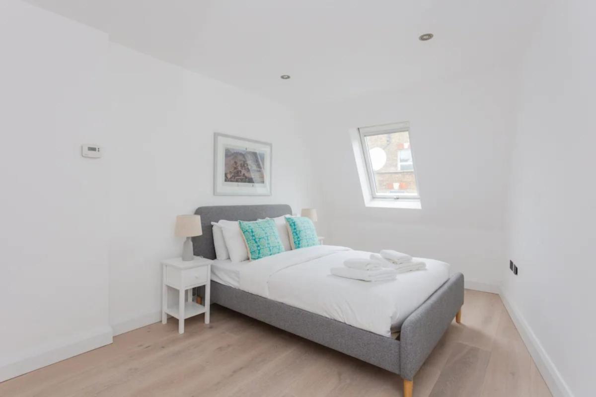 Contemporary 2 Bedroom House in Vibrant Shepherds Bush - image 2