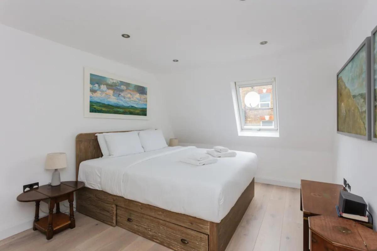 Contemporary 2 Bedroom House in Vibrant Shepherds Bush - image 3