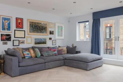 Contemporary 2 Bedroom House in Vibrant Shepherds Bush - image 7