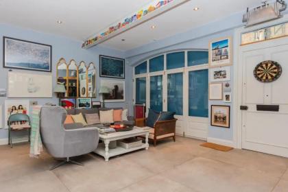 Contemporary 2 Bedroom House in Vibrant Shepherds Bush - image 8