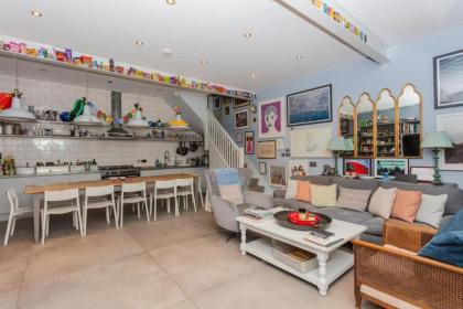 Contemporary 2 Bedroom House in Vibrant Shepherds Bush - image 9