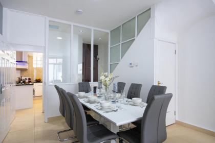 Spacious 4 Bedroom House next to Kensington Palace - image 11