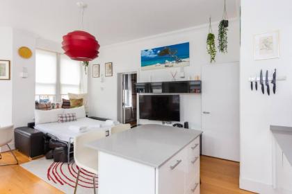 Homely 1 Bedroom Apartment in the Heart of Vibrant Camden - image 9