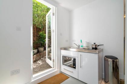 GuestReady - Micro Garden flat in Fulham - image 4