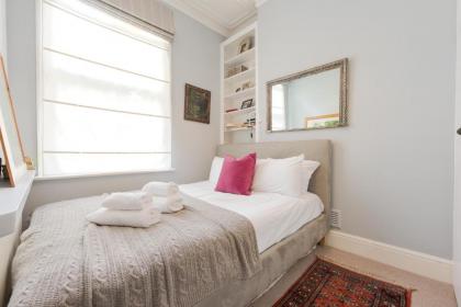 Charming flat in leafy West London by UnderTheDoormat - image 2