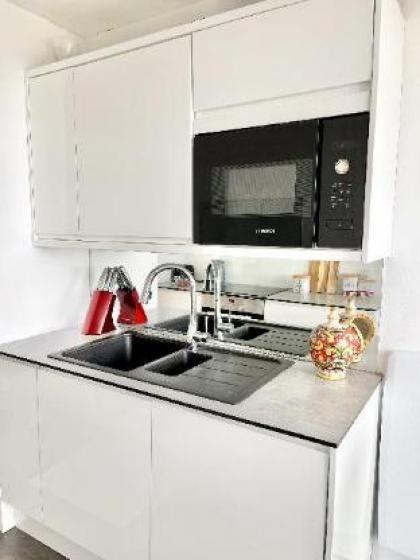 Paddington Luxury Apartment - image 12