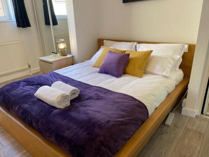 City Haven King En-suite & Double Room With Parking - image 13