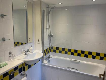 City Haven King En-suite & Double Room With Parking - image 17