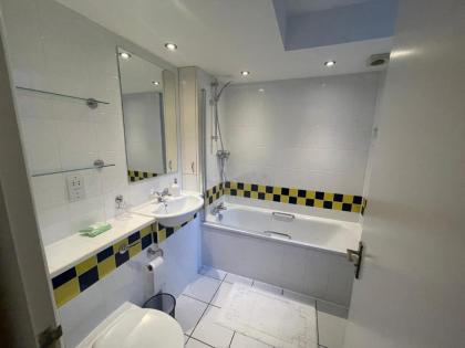 City Haven King En-suite & Double Room With Parking - image 18