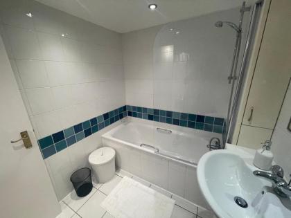 City Haven King En-suite & Double Room With Parking - image 20