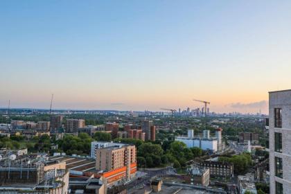 Amazing London City Skyline View & Transport Links - image 10