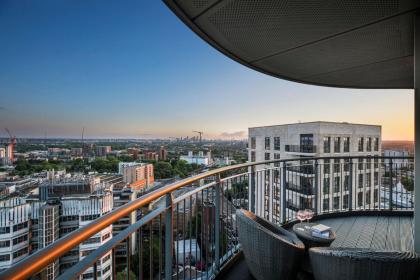 Amazing London City Skyline View & Transport Links - image 3