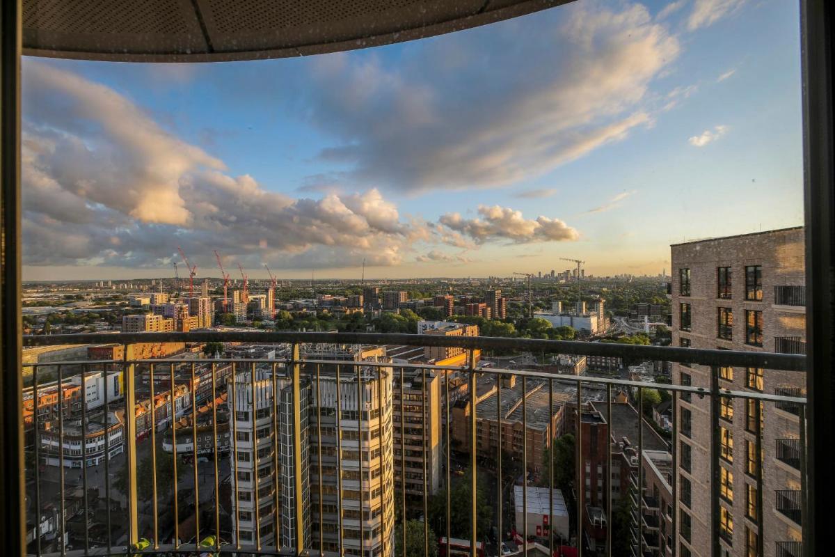 Amazing London City Skyline View & Transport Links - image 7