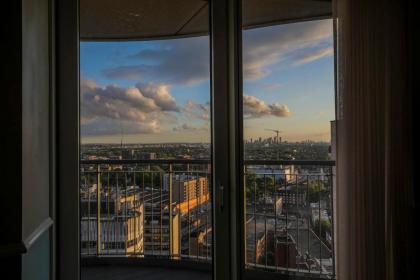 Amazing London City Skyline View & Transport Links - image 9