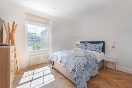 Stunning Two Bed Apartment RH8 - image 14