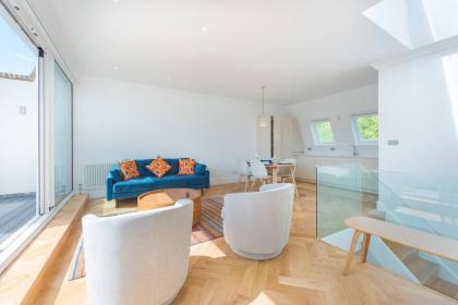 Stunning Two Bed Apartment RH8 - image 4