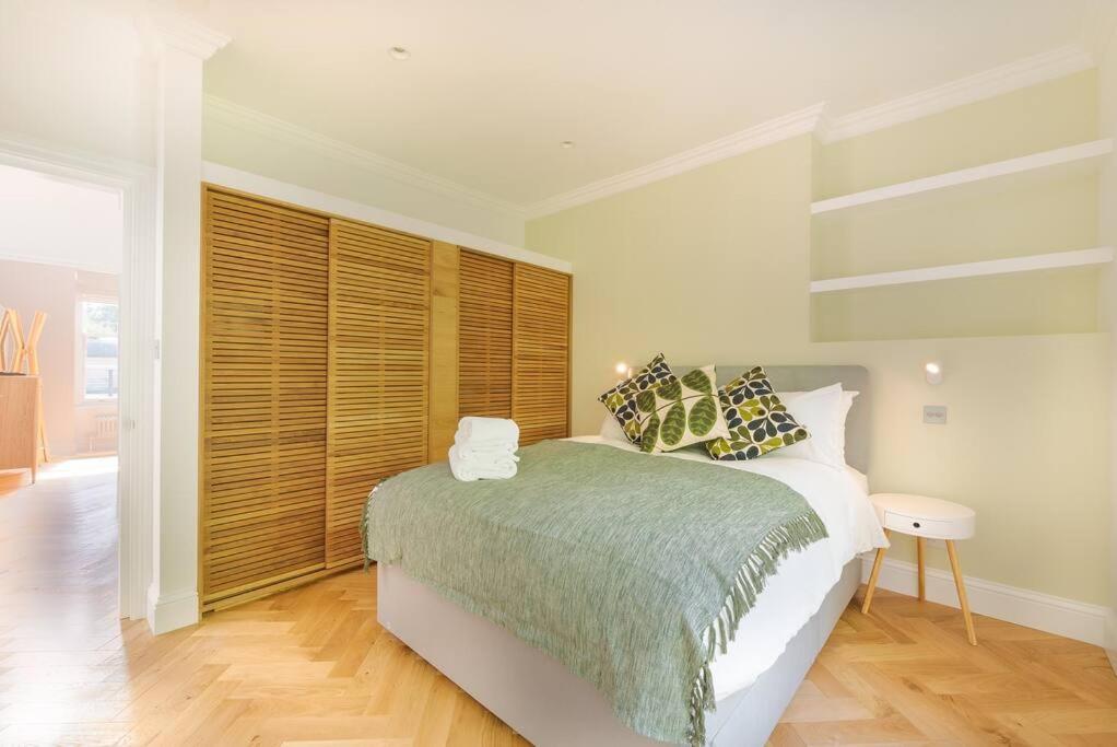 Stunning Two Bed Apartment RH8 - image 5