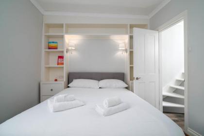 GuestReady - Modern Apt in Chelsea with a Terrace - image 11