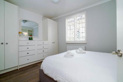 GuestReady - Modern Apt in Chelsea with a Terrace - image 13