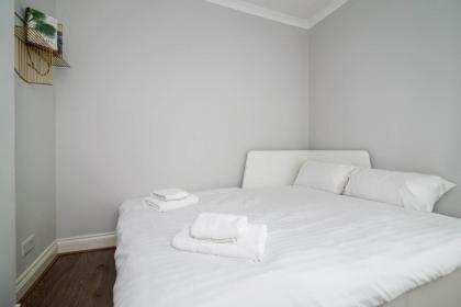 GuestReady - Modern Apt in Chelsea with a Terrace - image 18