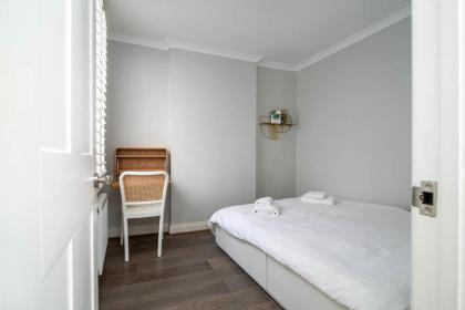 GuestReady - Modern Apt in Chelsea with a Terrace - image 19