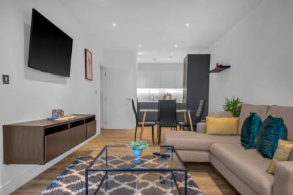 Queen Elizabeth Olympic Park Apartment - image 2