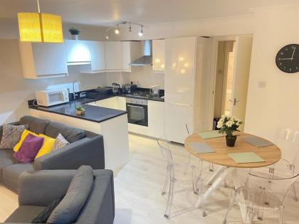 Luxe Haven En-suite & Double Room Flat With Parking - image 12