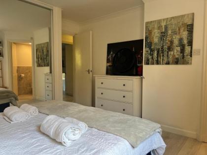 Luxe Haven En-suite & Double Room Flat With Parking - image 5