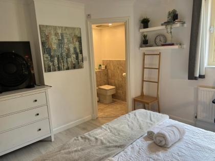 Luxe Haven En-suite & Double Room Flat With Parking - image 6