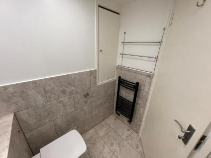 Luxe Haven En-suite & Double Room Flat With Parking - image 8