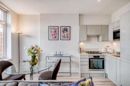 Elegant 1 bed apartment- Hampstead Village - image 11