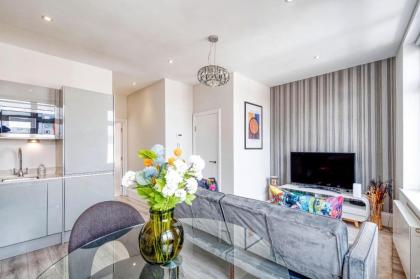 Elegant 1 bed apartment- Hampstead Village - image 9