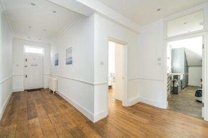 Fantastic 3 Bedroom Flat West Hampstead - image 10