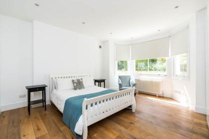 Fantastic 3 Bedroom Flat West Hampstead - image 13