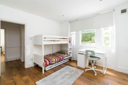 Fantastic 3 Bedroom Flat West Hampstead - image 15